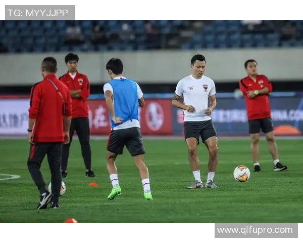 实时新闻深圳足球队边路渗透战术创新探讨与发展前景分析